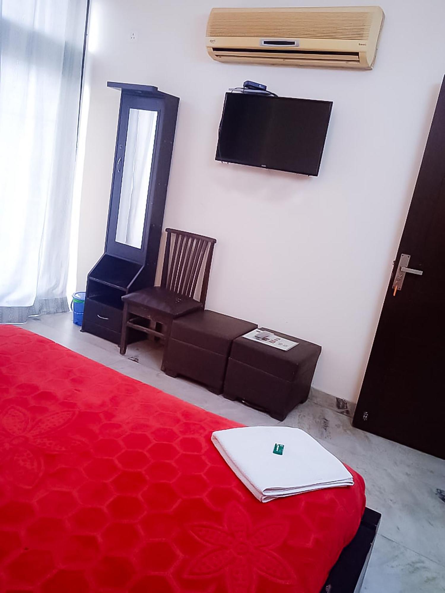 Chittaranjan Park Hotel